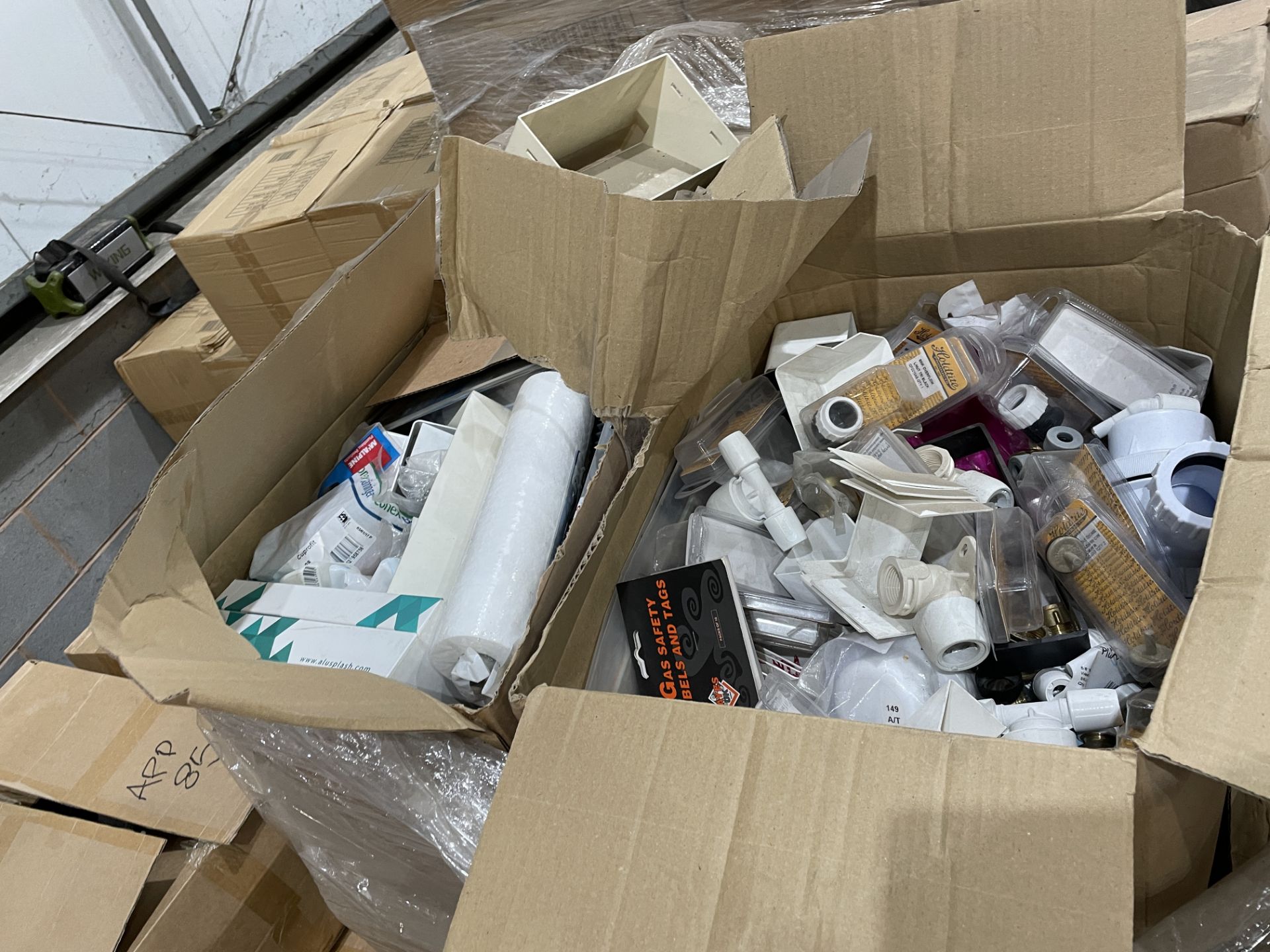 300 X BRAND NEW ASSORTED PLUMBING ACCESSORIES IN VARIOUS DESIGNS AND SIZES (LOC: 18.17-AA3948)