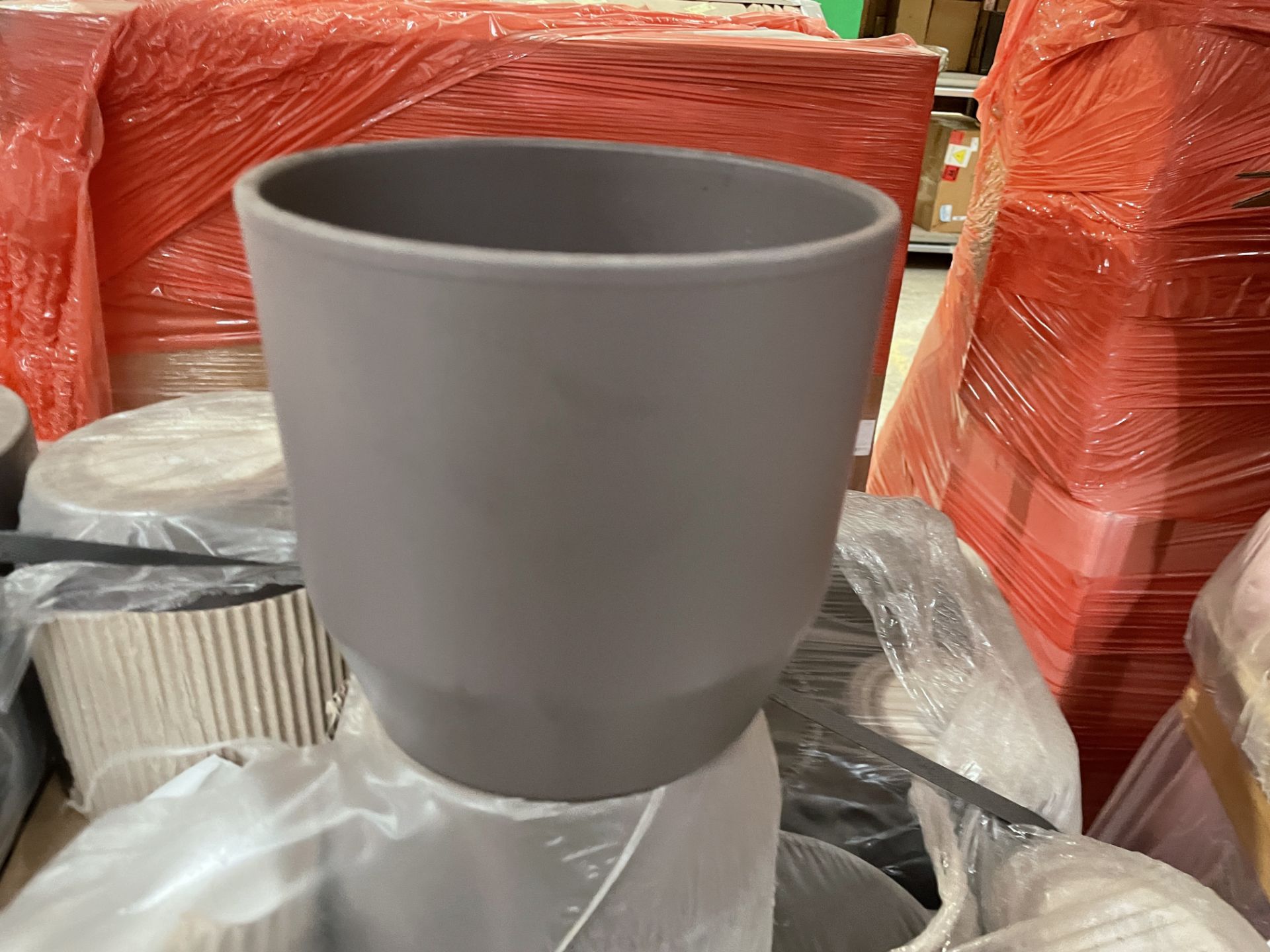 32 X BRAND NEW PREMIUM GREY/BROWN RIBBED CERMAIC PLANTERS HOLDS PLANTS TO 15CM (LOC: 42.2-AA1718) - Image 2 of 2