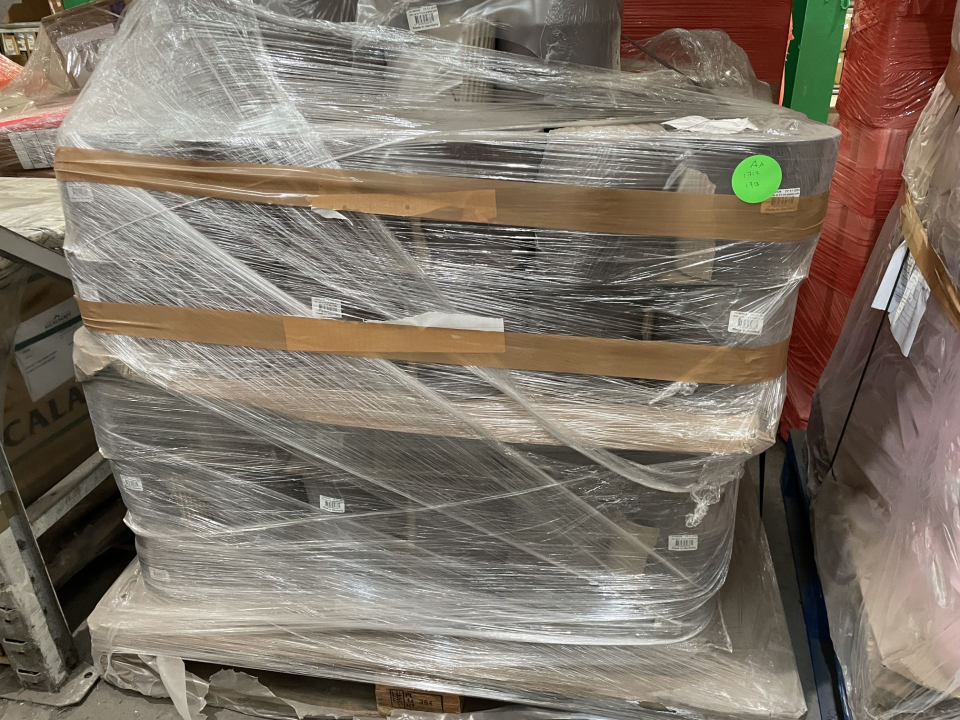 32 X BRAND NEW PREMIUM GREY/BROWN RIBBED CERMAIC PLANTERS HOLDS PLANTS TO 15CM (LOC: 42.2-AA1718)