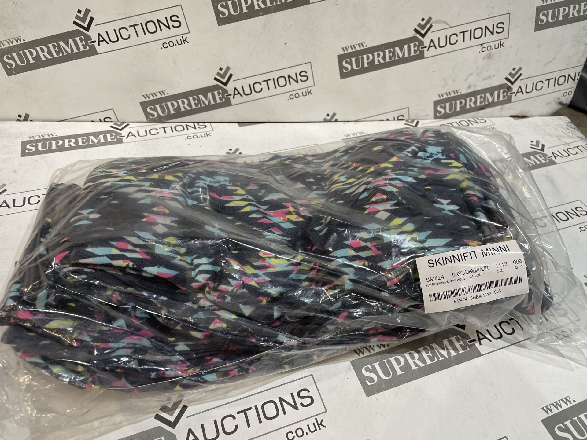 500 X PIECES OF ASSORTED PREMIUM CLOTHING IN VARIOUS DESIGNS AND SIZES. (STOCK COULD INLCUDE