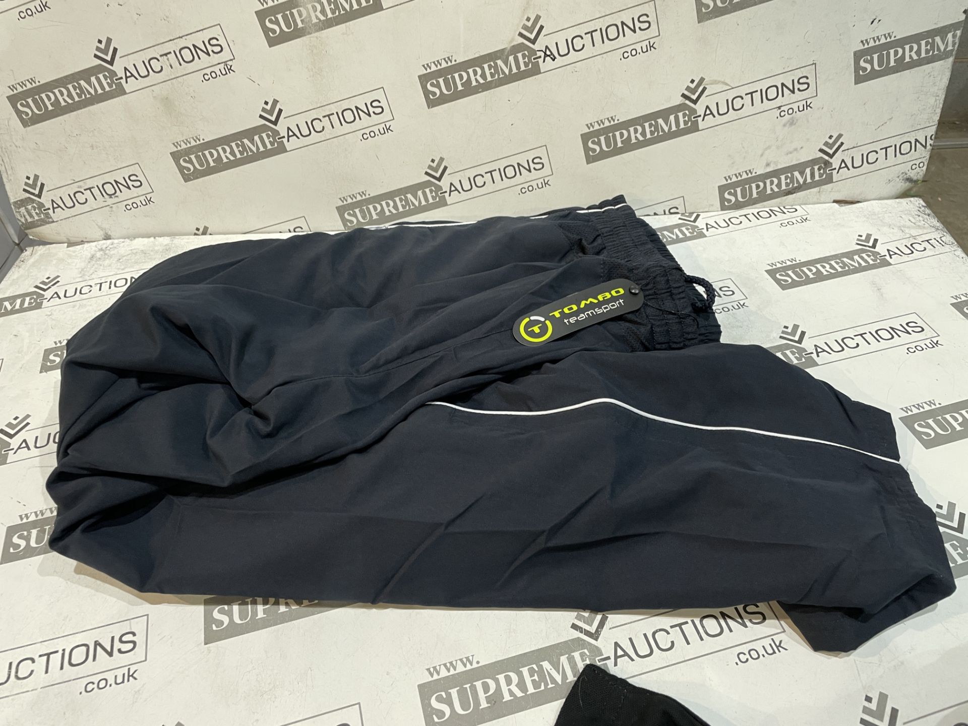 500 X PIECES OF ASSORTED PREMIUM CLOTHING IN VARIOUS DESIGNS AND SIZES. (STOCK COULD INLCUDE - Image 5 of 9