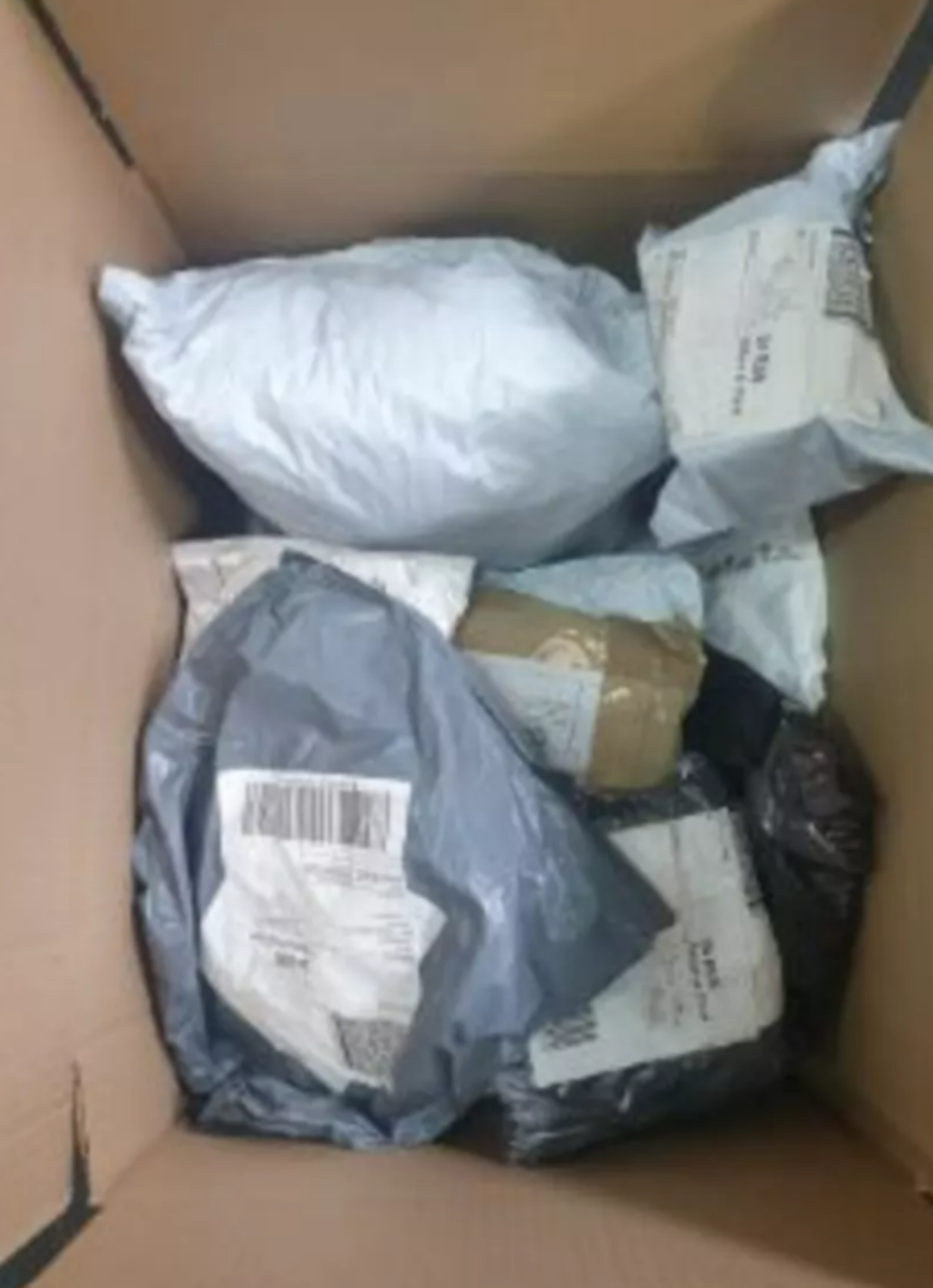 TRADE LOT 20 x UNCHECKED COURIER/INTERNET RETURNS. CONDITION & ITEMS UNKNOWN. ITEMS WILL MAINLY BE - Image 2 of 7