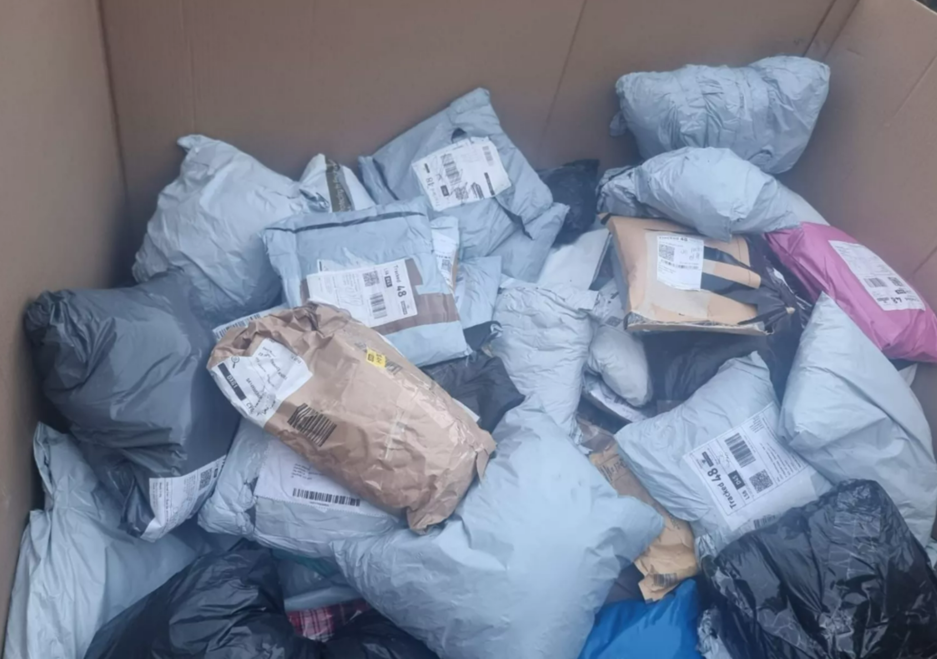 TRADE LOT 20 x UNCHECKED COURIER/INTERNET RETURNS. CONDITION & ITEMS UNKNOWN. ITEMS WILL MAINLY BE - Image 6 of 7