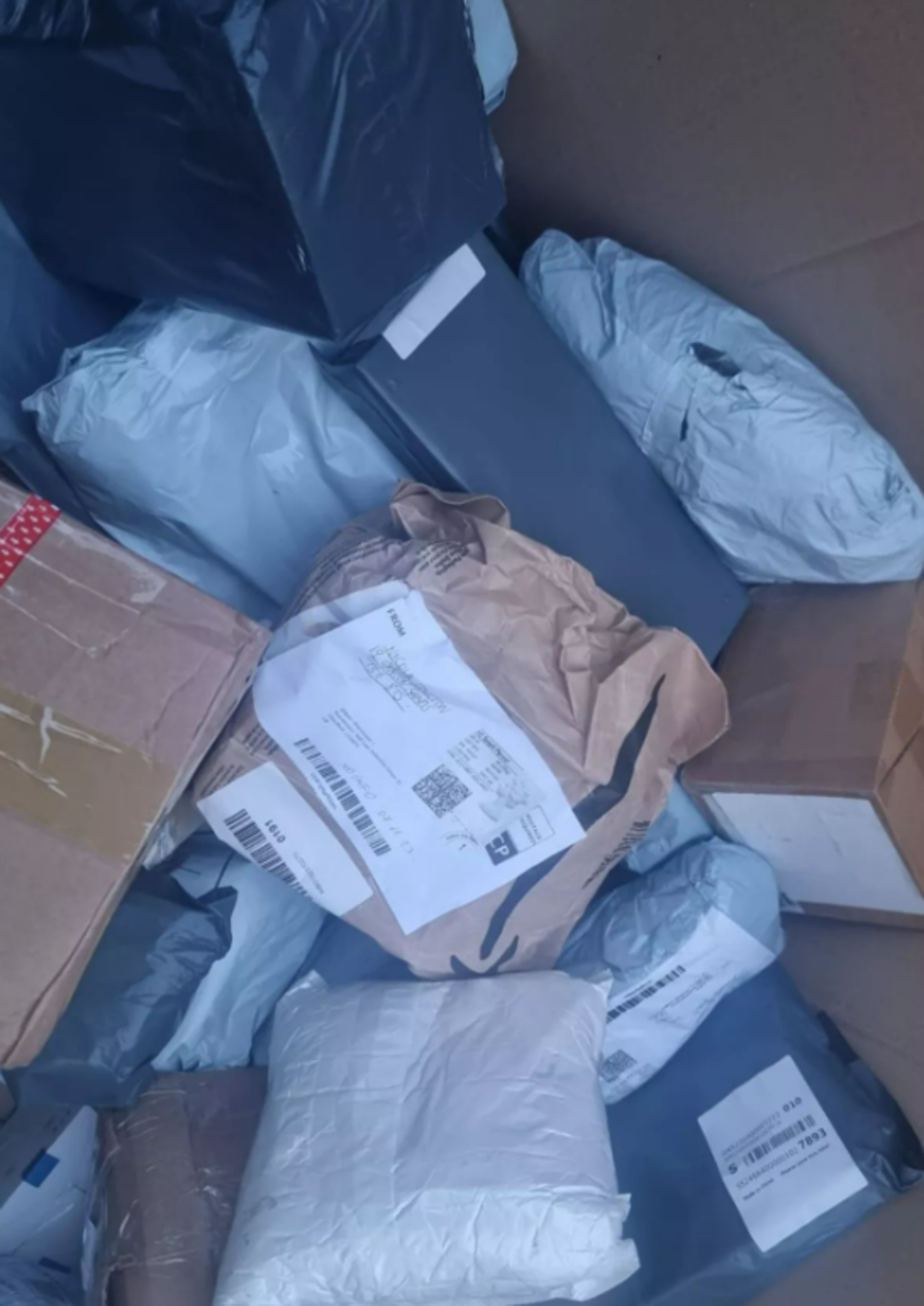 TRADE LOT 20 x UNCHECKED COURIER/INTERNET RETURNS. CONDITION & ITEMS UNKNOWN. ITEMS WILL MAINLY BE - Image 7 of 7