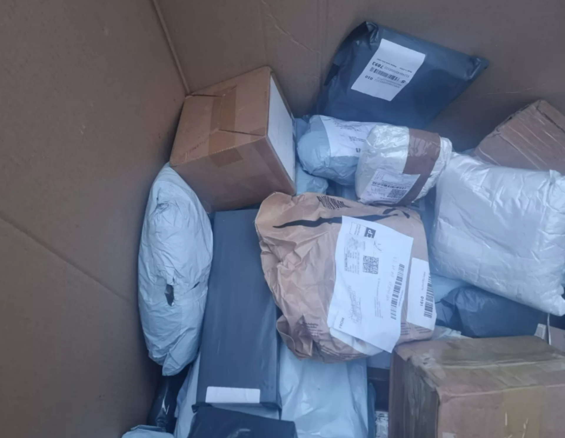 TRADE LOT 20 x UNCHECKED COURIER/INTERNET RETURNS. CONDITION & ITEMS UNKNOWN. ITEMS WILL MAINLY BE - Image 5 of 7