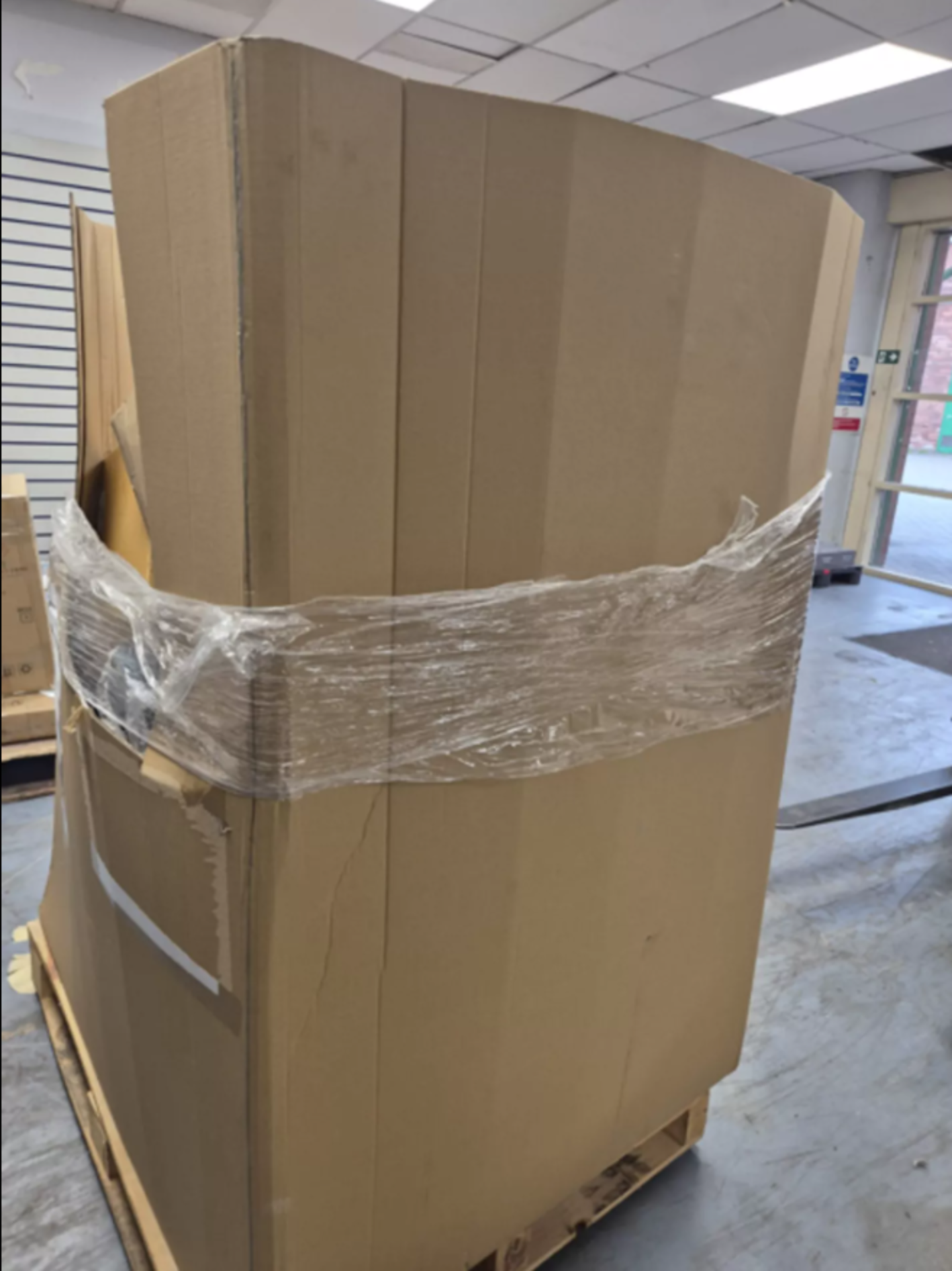 Large Pallet of UNBOXED High-End Kitchen & Appliances Stock – May Include: Air Fryers, Electric - Image 2 of 10