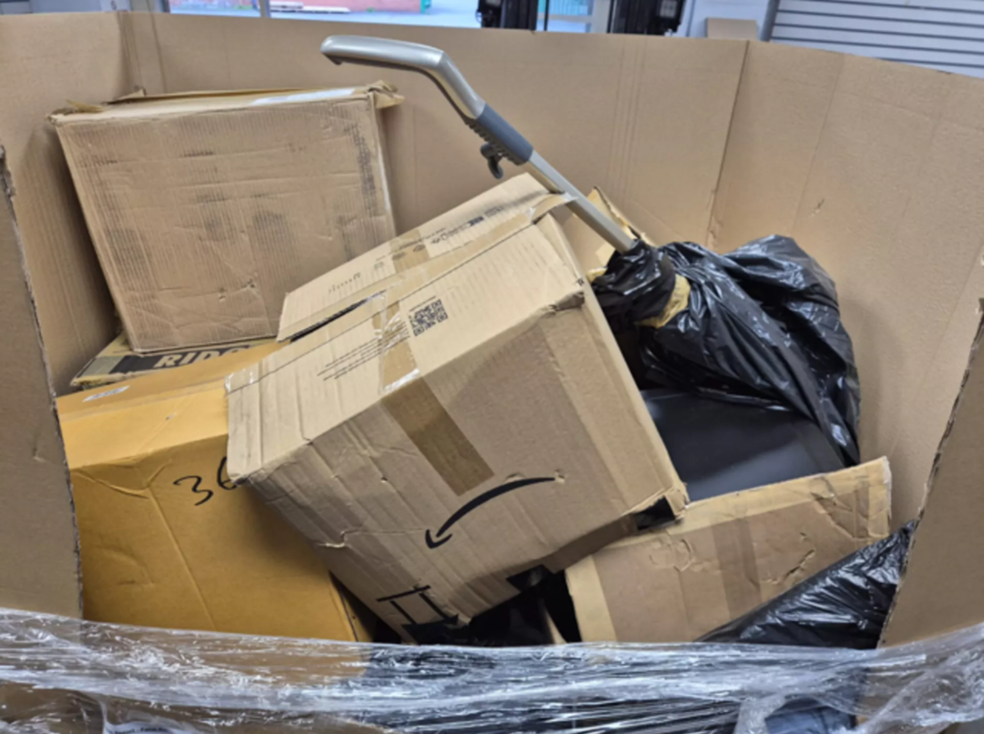 Large Pallet of UNBOXED High-End Kitchen & Appliances Stock – May Include: Air Fryers, Electric - Image 3 of 10