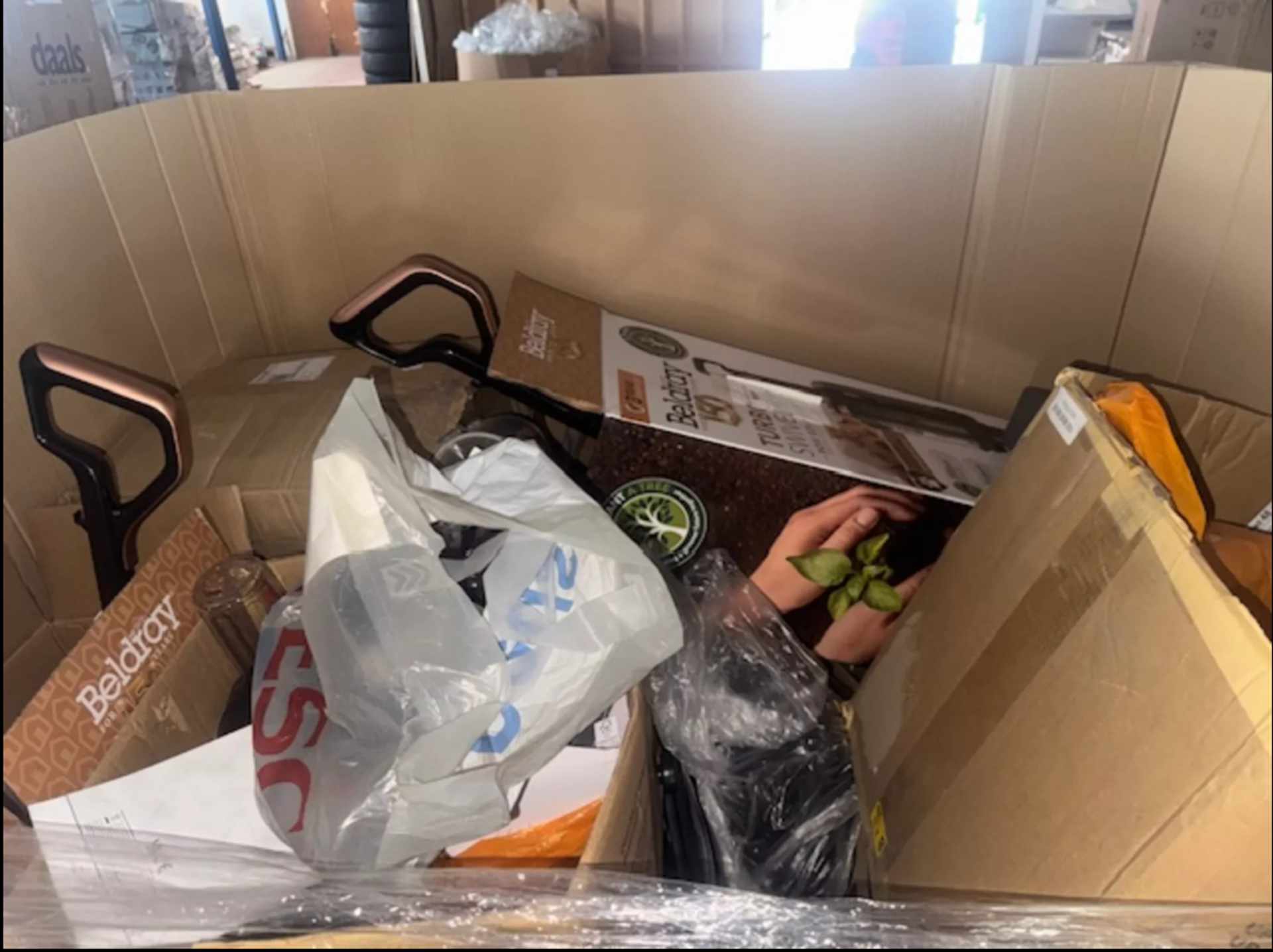 Large Pallet of UNBOXED High-End Kitchen & Appliances Stock – May Include: Air Fryers, Electric - Image 10 of 10