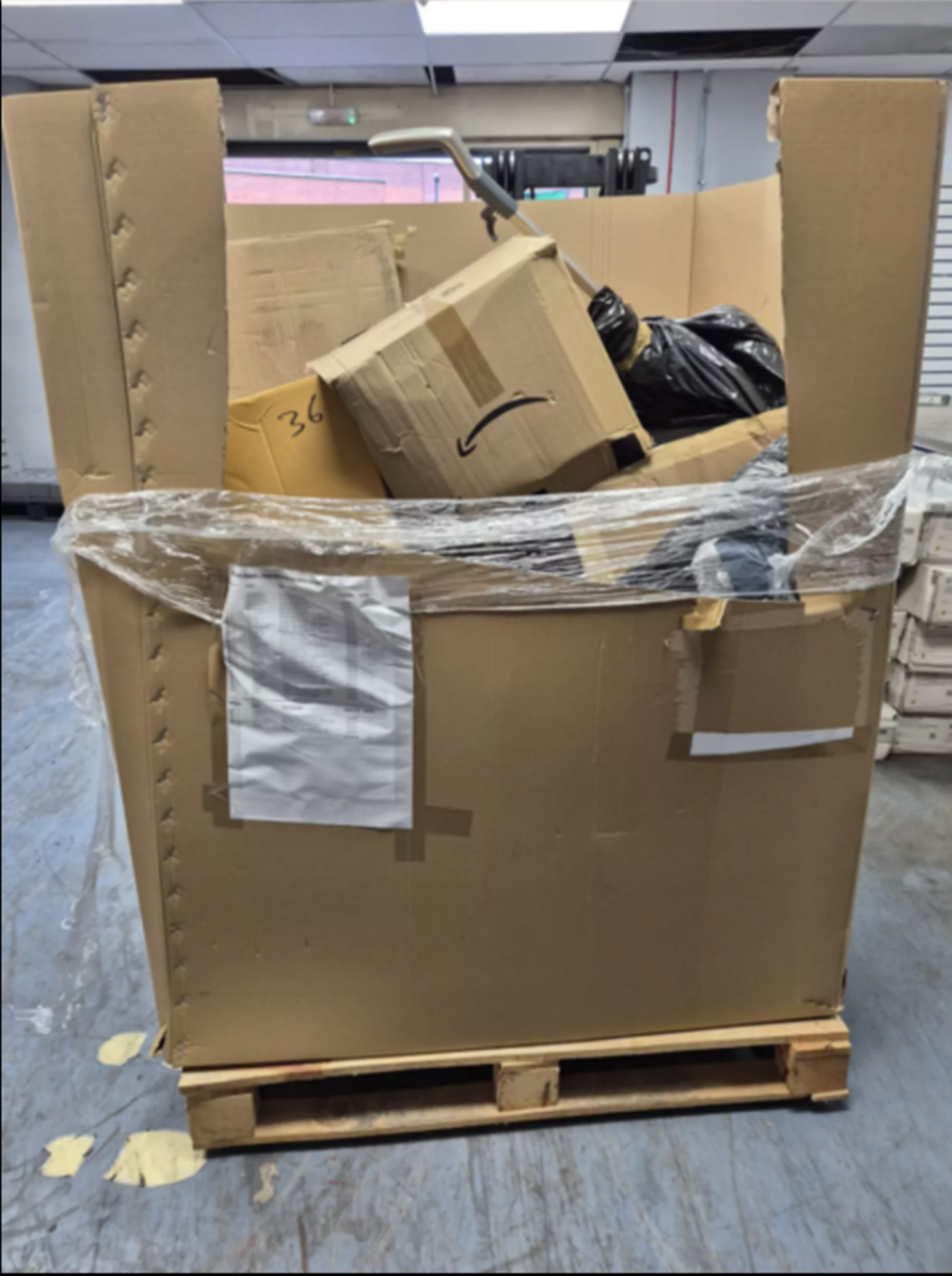 Large Pallet of UNBOXED High-End Kitchen & Appliances Stock – May Include: Air Fryers, Electric - Image 4 of 10
