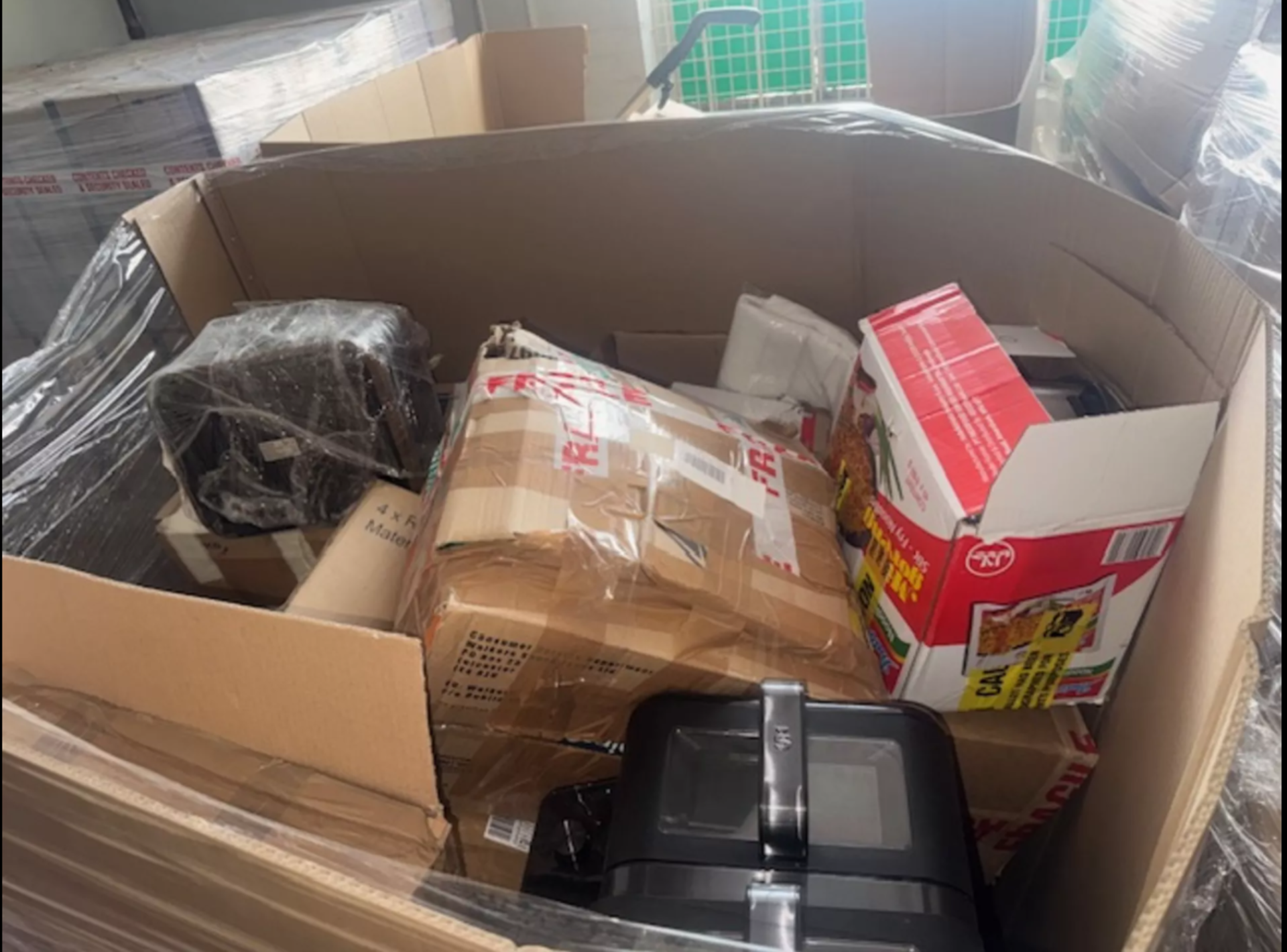 Large Pallet of UNBOXED High-End Kitchen & Appliances Stock – May Include: Air Fryers, Electric - Image 8 of 10