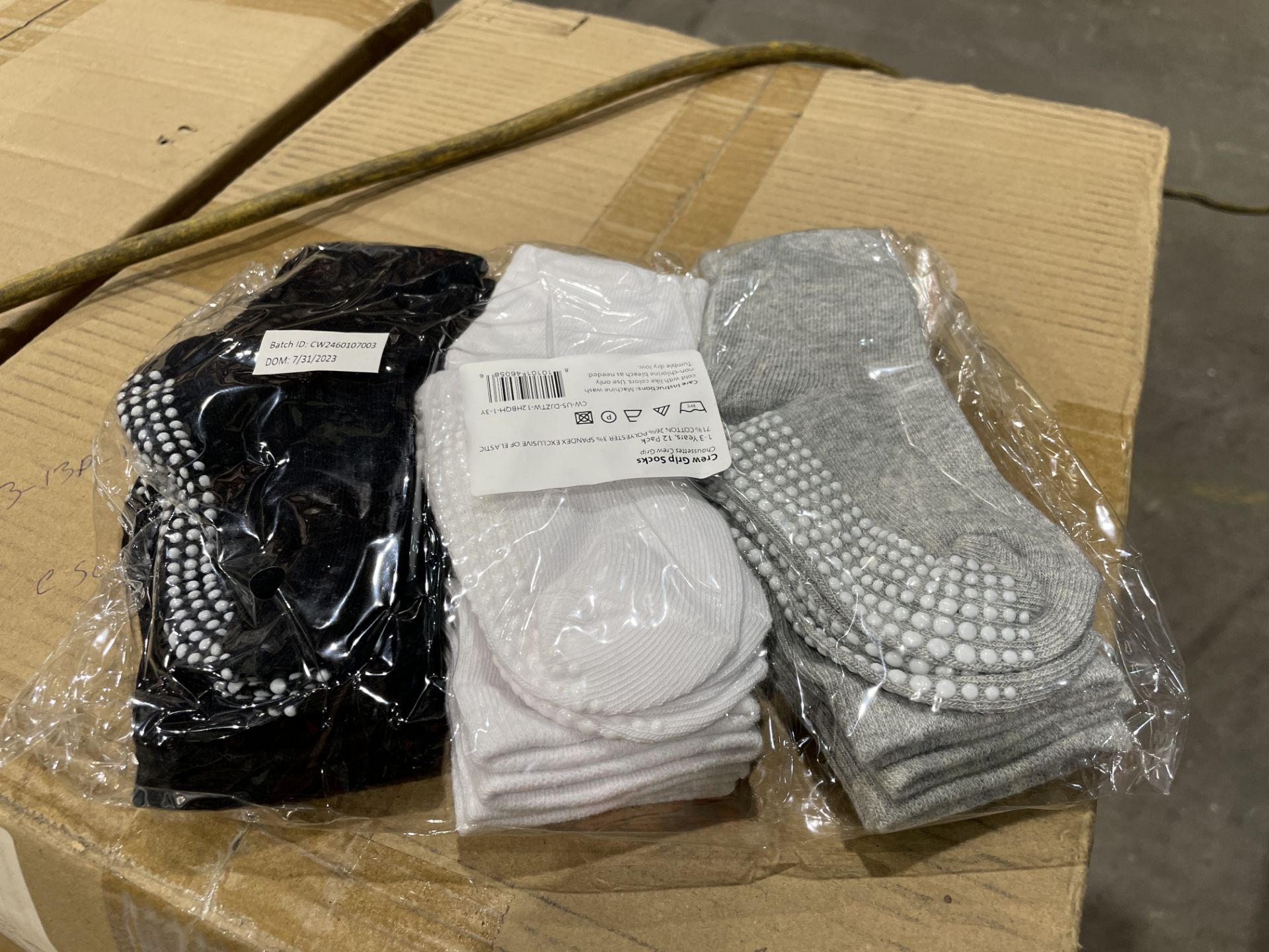(NO VAT) 30 X BRAND NEW CHILDRENS SOCKS IN VARIOUS COLOURS (LOC: 25.2-AA782)