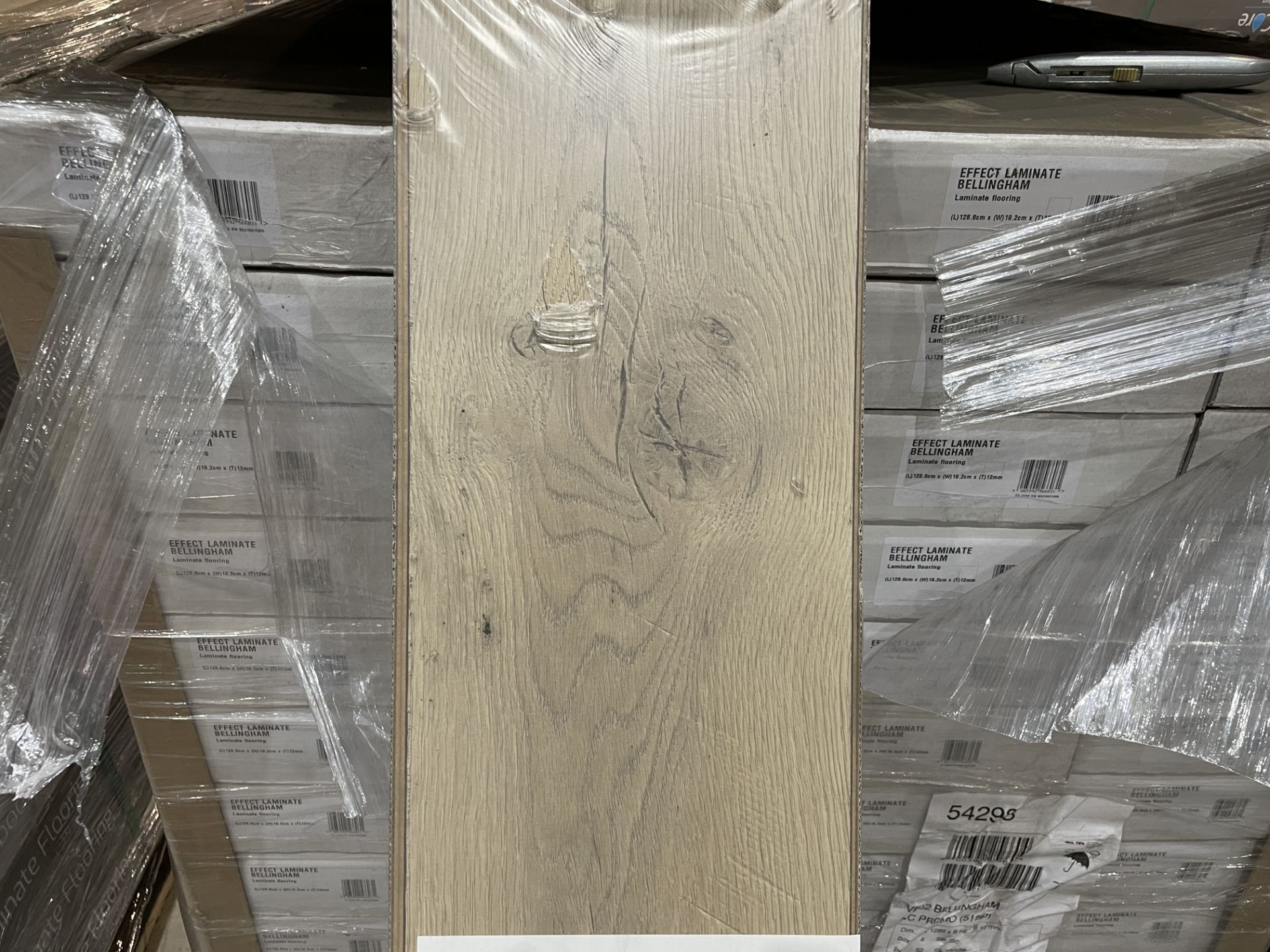 PALLET TO CONTAIN 13 X PACKS OF Promo Bellingham Natural Oak effect Laminate Flooring, 1.481m² PER - Image 3 of 3