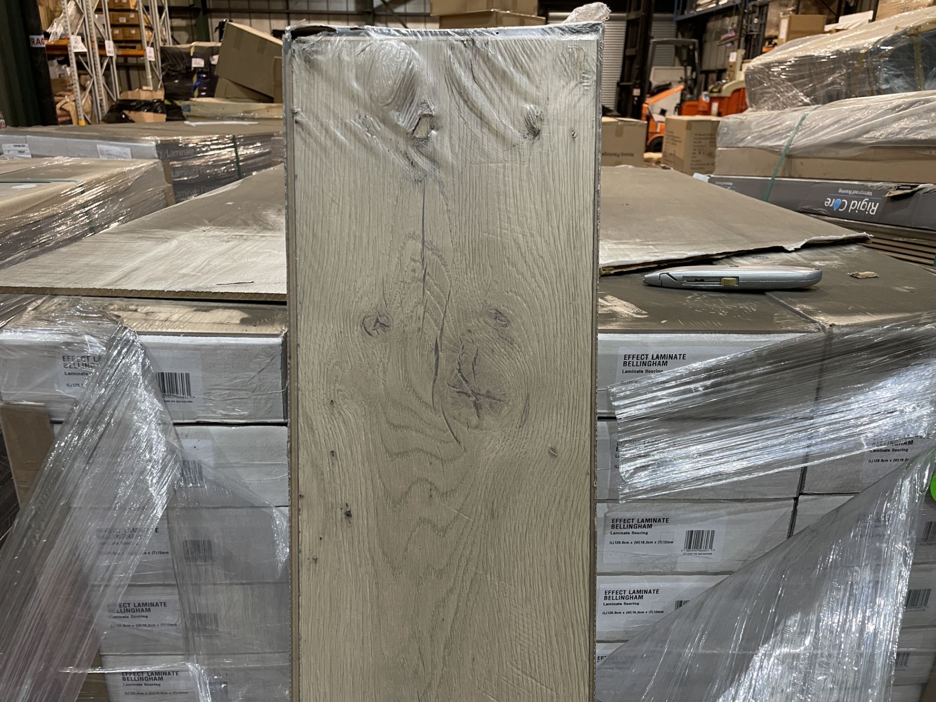 PALLET TO CONTAIN 13 X PACKS OF Promo Bellingham Natural Oak effect Laminate Flooring, 1.481m² PER - Image 3 of 3