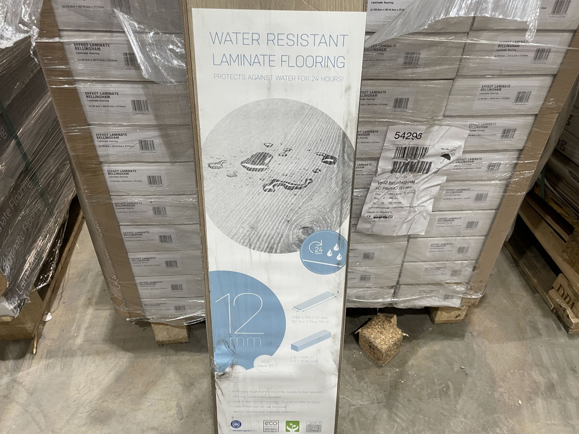 PALLET TO CONTAIN 13 X PACKS OF Promo Bellingham Natural Oak effect Laminate Flooring, 1.481m² PER - Image 2 of 3