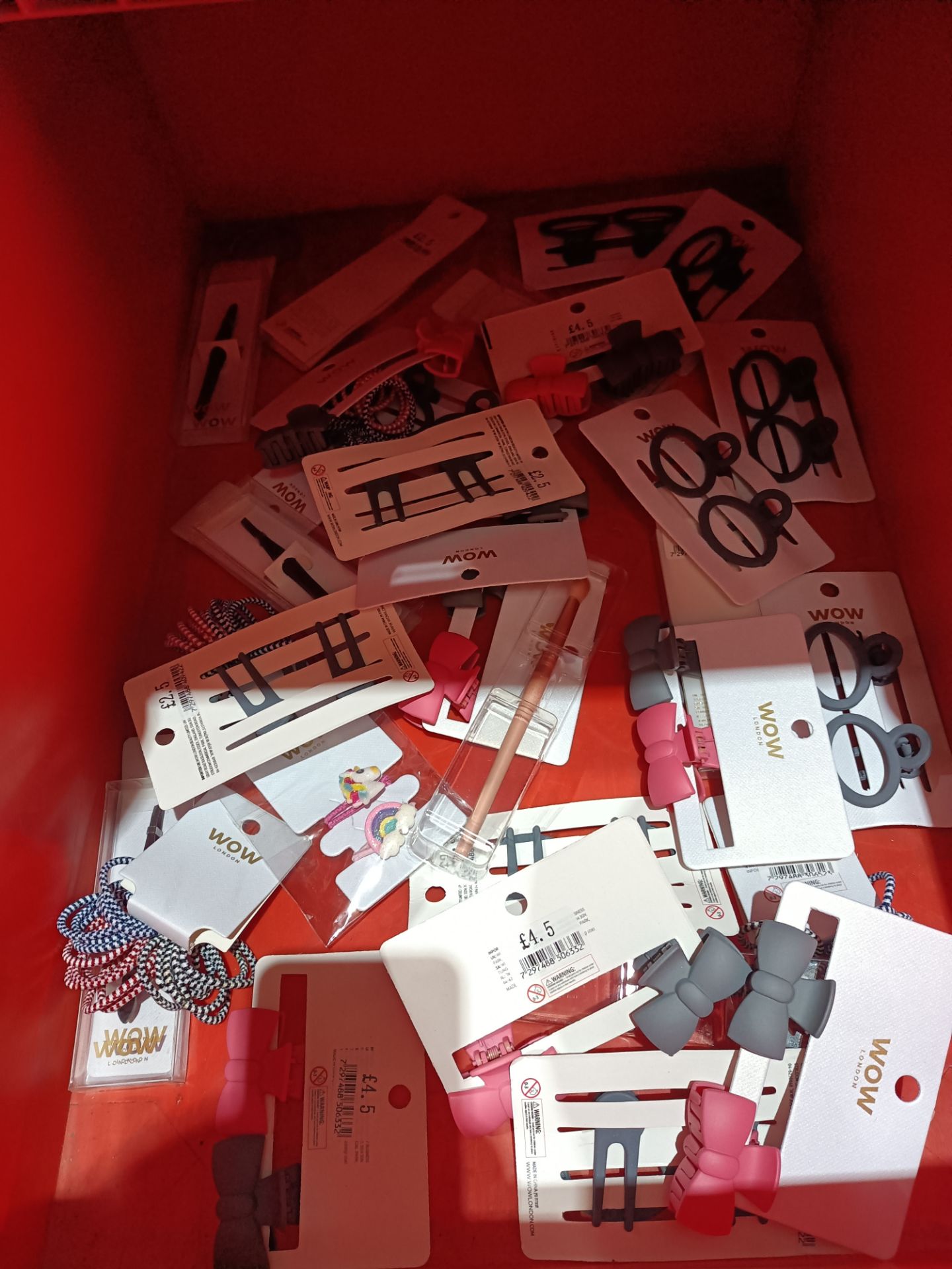 30X MIXED LOT TO INCLUDE WOW LONDON HAIRBANDS , LIP GLOSS, HAI R CLIPS AND MORE IN VARUOIS DESIGNS
