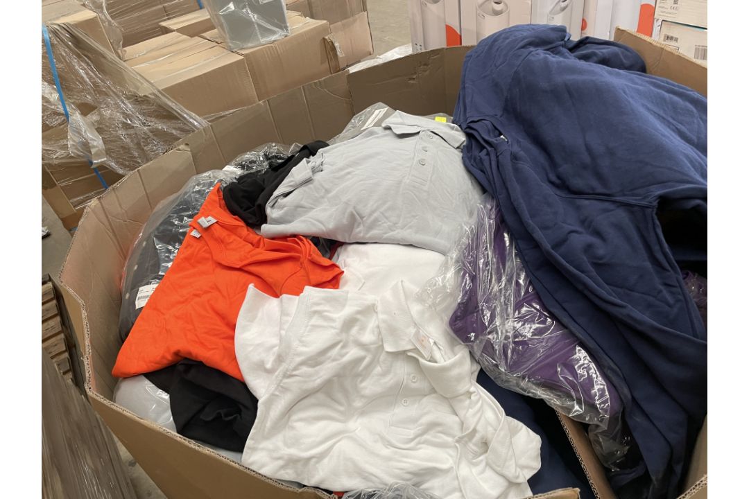 100 Piece Mixed Workwear lot, to include various brands/sizes of work clothing. T-shirts, - Image 1 of 2