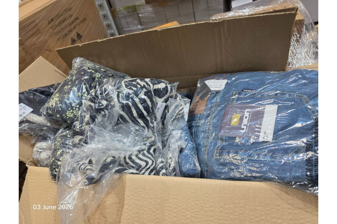 Pallet Containing 10 Boxes of New Branded Clothing & Footwear Each pallet contains 10 boxes of new - Image 6 of 68