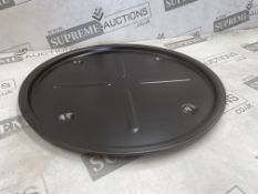 50 X BRAND NEW BLACK 27CM MEDIUM PIZZA TRAYS (LOC: 19.10.-aa8461)