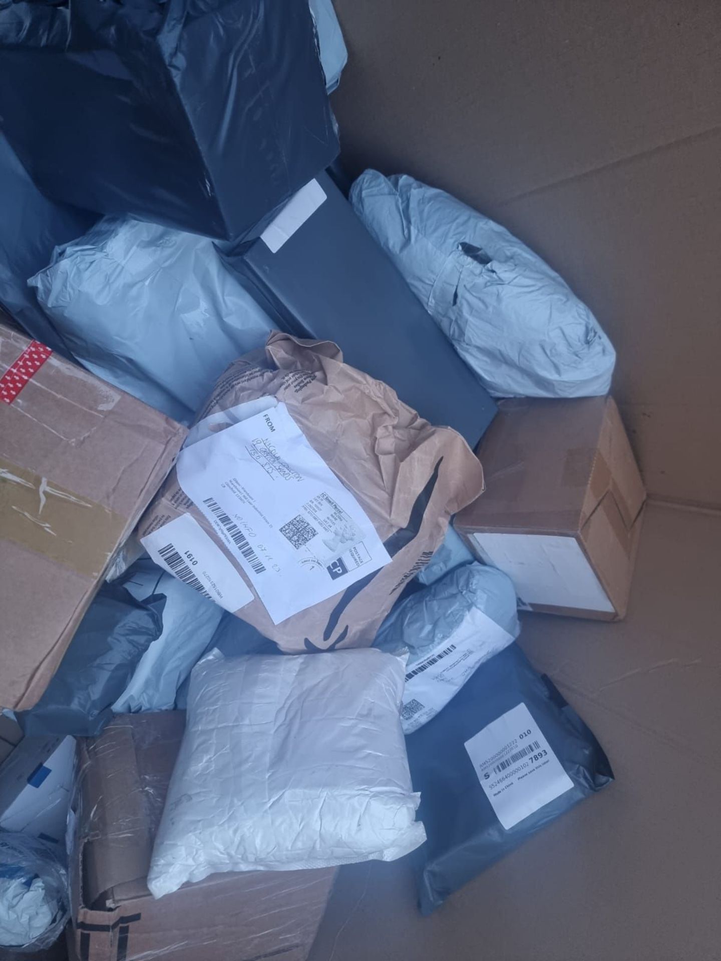 TRADE LOT 100 x UNCHECKED COURIER/INTERNET RETURNS. CONDITION & ITEMS UNKNOWN. ITEMS WILL MAINLY - Image 9 of 9
