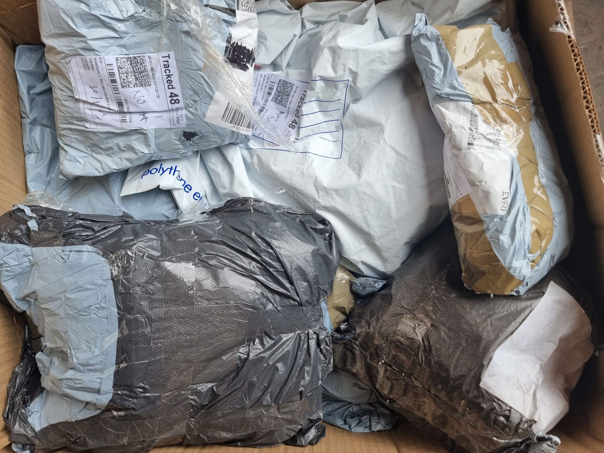 TRADE LOT 100 x UNCHECKED COURIER/INTERNET RETURNS. CONDITION & ITEMS UNKNOWN. ITEMS WILL MAINLY - Image 7 of 9