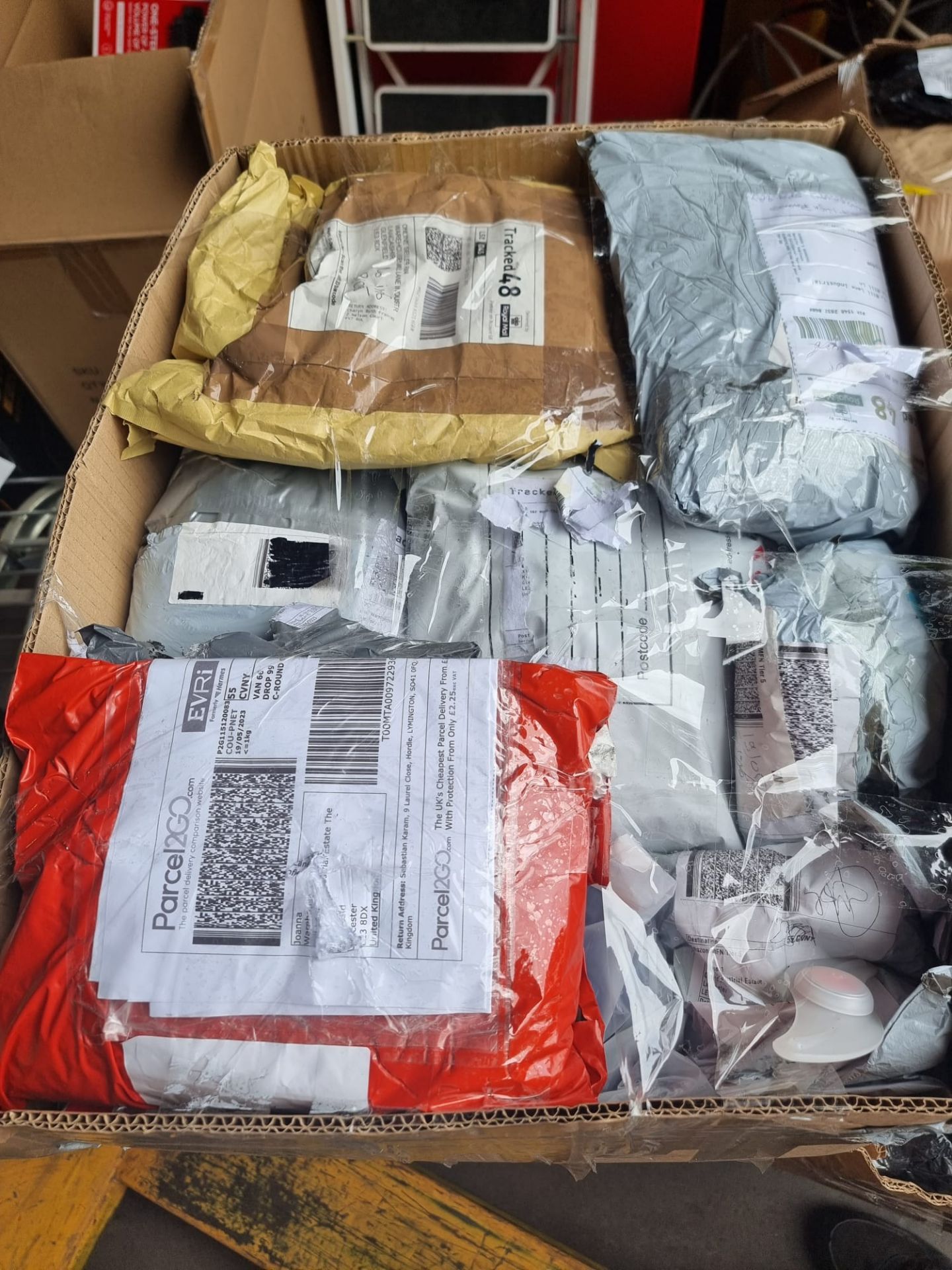 TRADE LOT 100 x UNCHECKED COURIER/INTERNET RETURNS. CONDITION & ITEMS UNKNOWN. ITEMS WILL MAINLY - Image 5 of 9
