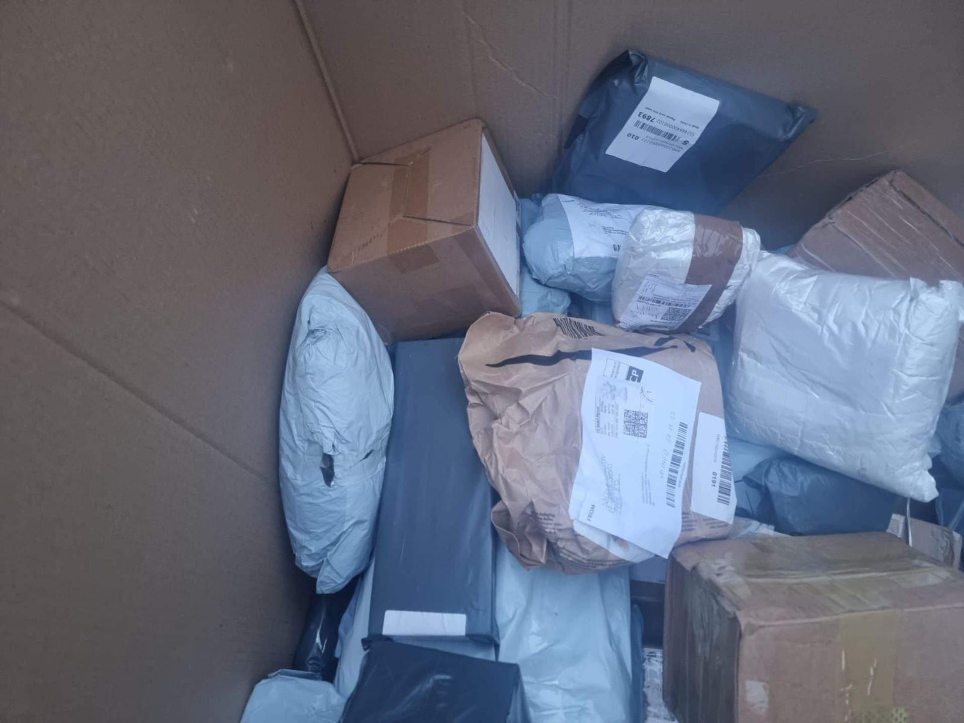 TRADE LOT 100 x UNCHECKED COURIER/INTERNET RETURNS. CONDITION & ITEMS UNKNOWN. ITEMS WILL MAINLY - Image 4 of 9