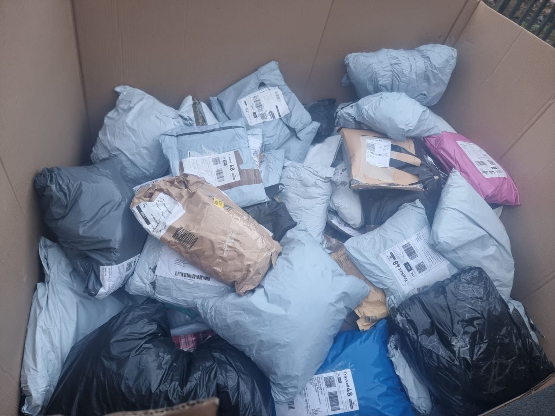 TRADE LOT 100 x UNCHECKED COURIER/INTERNET RETURNS. CONDITION & ITEMS UNKNOWN. ITEMS WILL MAINLY - Image 6 of 9