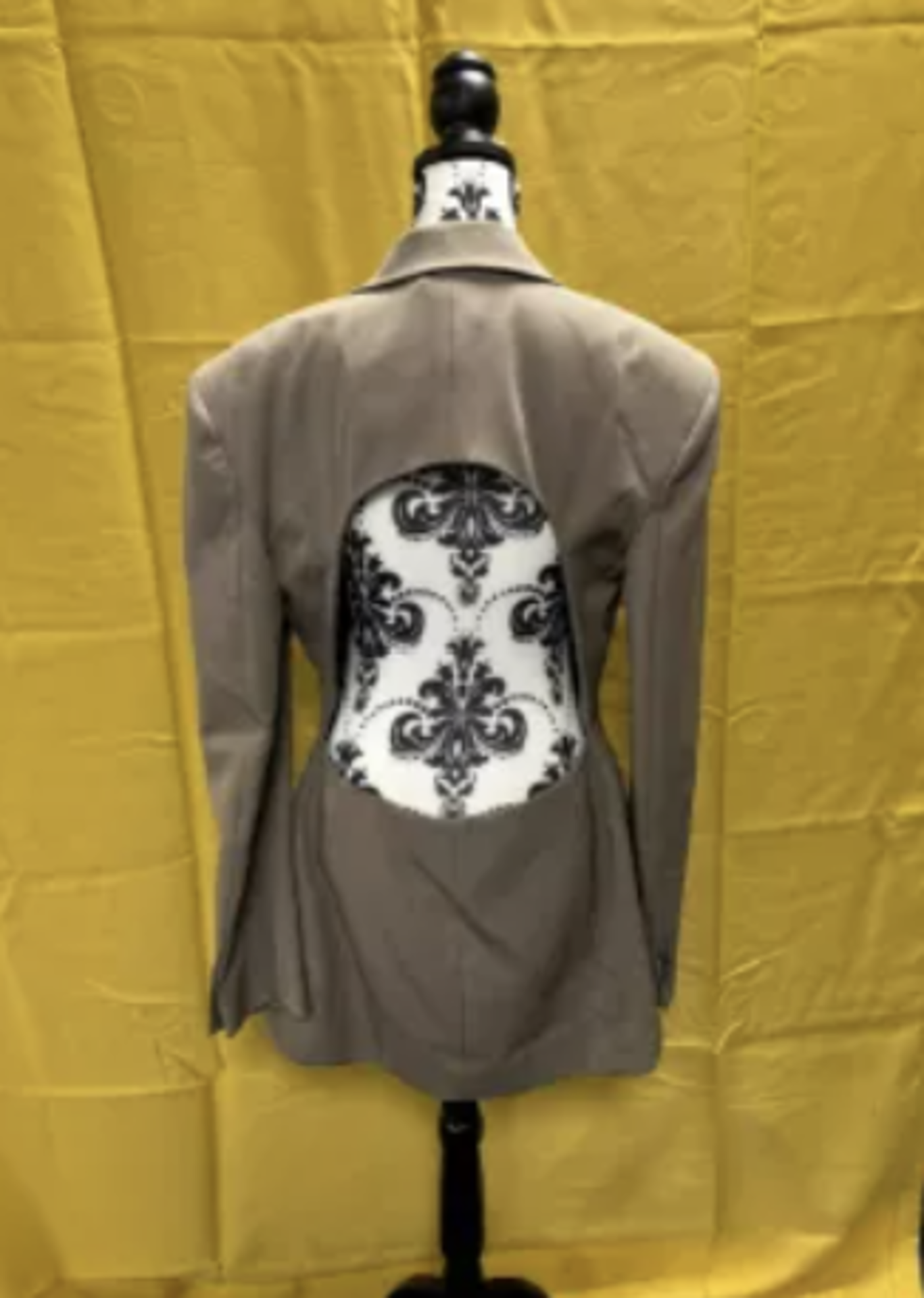 Brand New Del Core TAUPE Fitted Single-Breasted Jacket with Open Back – Size 42 – RRP £1,375 –( - Image 3 of 6