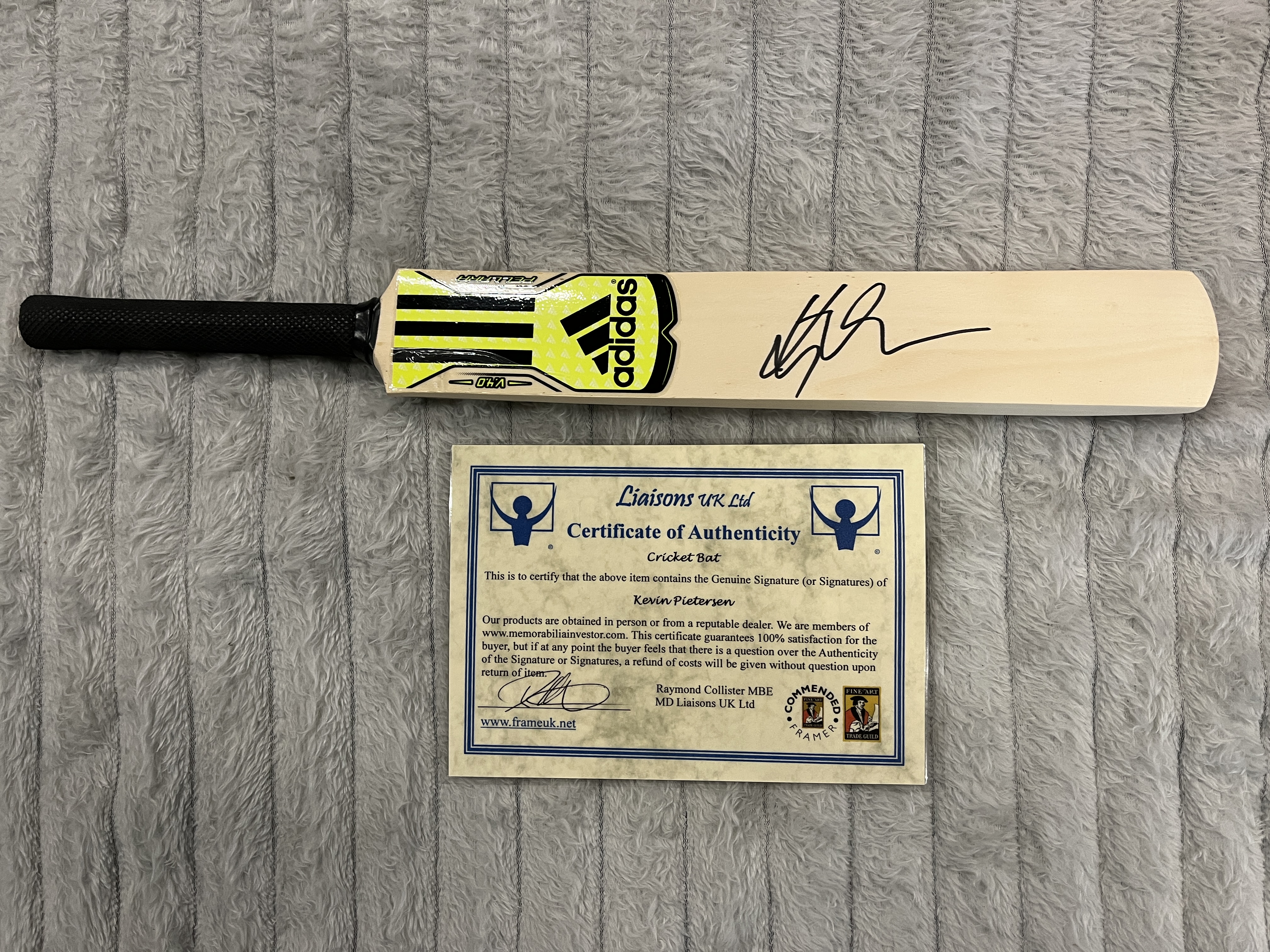 BRAND NEW GENUINE SIGNED Mini Cricket Bat Signed By England Cricket Star KEVIN PIETERSEN - With