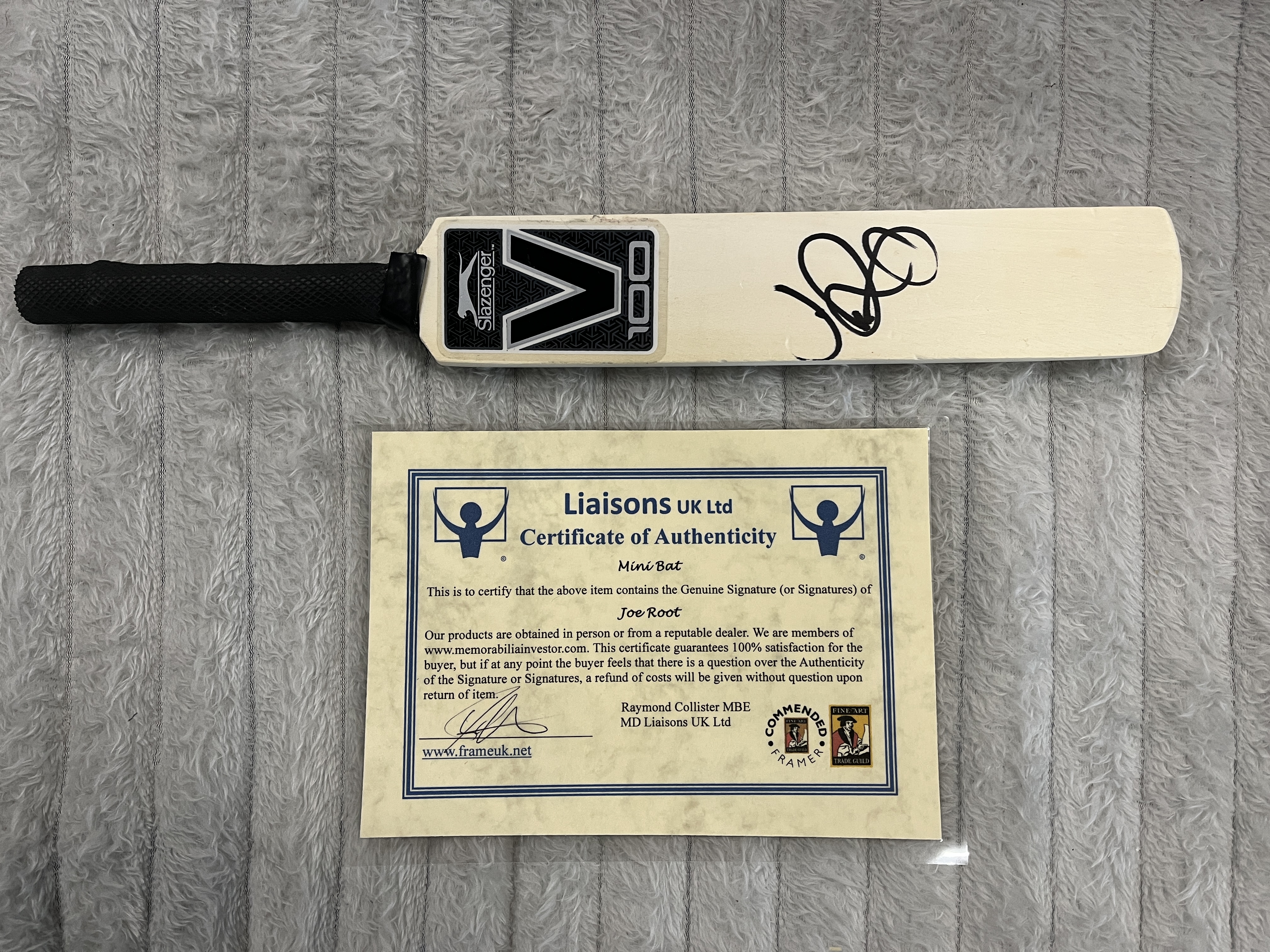 BRAND NEW GENUINE SIGNED Mini Cricket Bat Signed By England Cricket Captain JOE ROOT - With