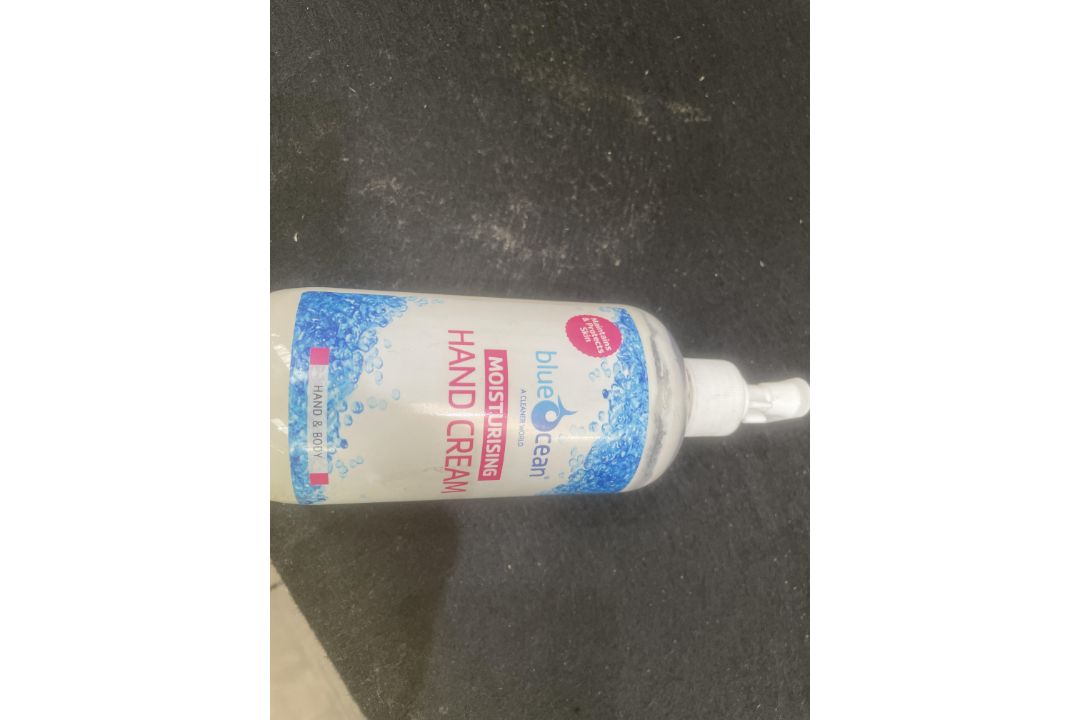 2 X BOXES OF 25 BLUE OCEAN MOISTURISING HAND CREAM, 300ML BOTTLES, HAND AND BODY MOISTURISER (LOC: