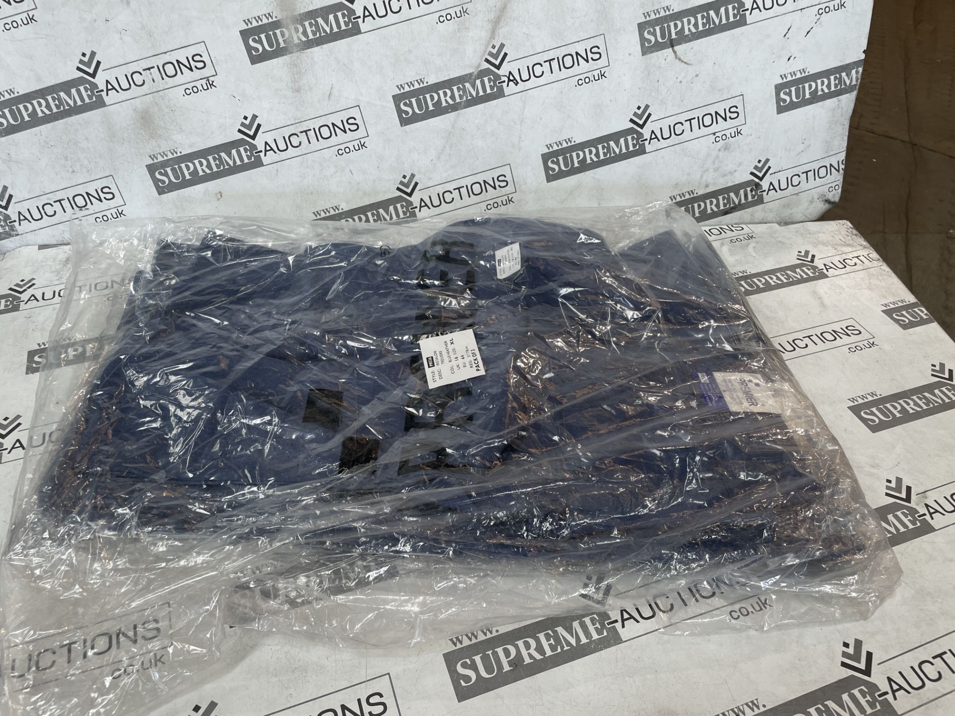 LARGE PALLET OF ASSORTED OFFICE AND WAREHOUSE WORKWEAR IN VARIOUS DESIGNS AND SIZES INCLUDING SHIRTS - Image 10 of 15