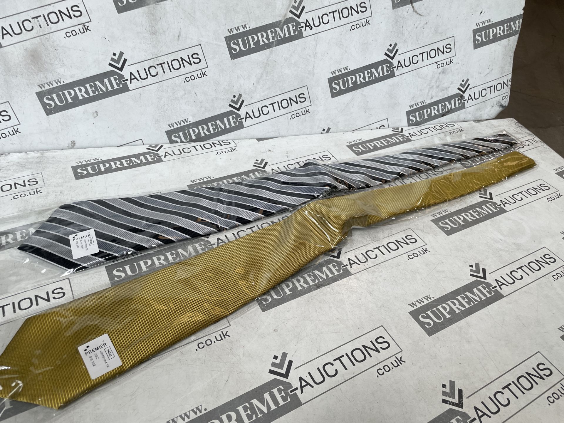 LARGE PALLET OF ASSORTED OFFICE AND WAREHOUSE WORKWEAR IN VARIOUS DESIGNS AND SIZES INCLUDING SHIRTS - Image 9 of 15