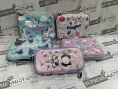TRADE LOT 100 X BRAND NEW ASSORTED CHILDRENS PENCIL CASES IN VARIOUS DESIGNS AND SIZES (LOC: 45.