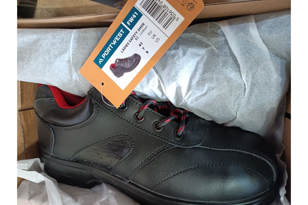 5X PAIRS OF PORTWEST FW41 IN UK SIZE 7 IS DESIGNED FOR DURABILITY AND COMFORT, PROVIDING RELIABLE