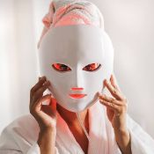 DEESSE PRO FACE MASKThe original, iconic hard shell format LED light therapy device. Harnessing