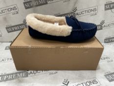 10 X BRAND NEW NAVY FLORA EEE FIT PREMKUM SLIPPERS (SIZES MAY VARY) (LOC: 43.10.-HH2904 - 1P)