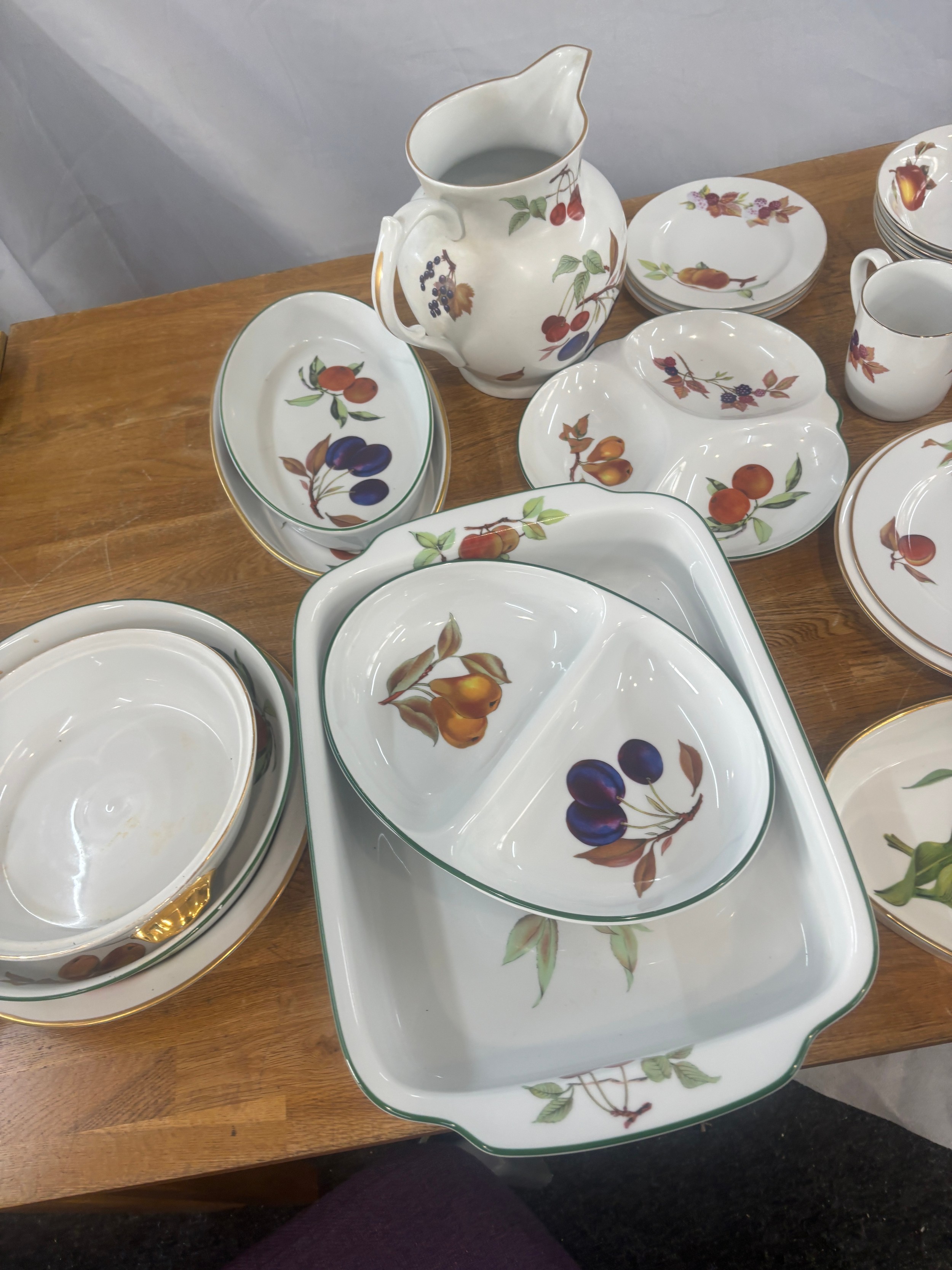 Large selection of Royal Worcester Evesham dinner tea and coffee service includes Plates, mugs, - Image 6 of 13