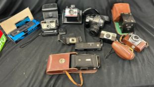 Selection of vintage and later cameras to include a Canon DS6041, Polaroid colour pack etc, all
