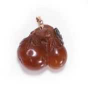 A Chinese carved agate pendant, 19th/20th century,