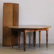 An extending French drop leaf oak table, 19th century,