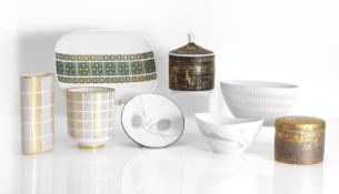 A group of eight ceramics,