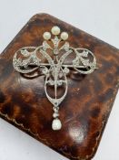 PRETTY DIAMOND AND PEARL SET BROOCH SET IN WHITE METAL TESTED AS 18ct GOLD