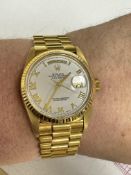 18ct GOLD ROLEX DAY DATE WITH WHITE NUMERAL DIAL WATCH 