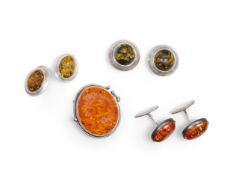 SCHMUCKSET BESTEHEND AUS:, EINER BROSCHE, EIN PAAR MANSCHETTENKNÖPFE, ZWEI PAAR OHRCLIPS