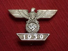 WW2 German 1st Class Iron Cross Bar A fine-quality bar with burnished high points to the front. Flat