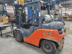 2018 TOYOTA LPG FORKLIFT, 7,000 LB CAPACITY, MODEL 8FG35U, 3-STAGE MAST, SIDE SHIFT, SOLID OUTDOOR