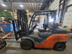 2019 TOYOTA LPG FORKLIFT, 9,000 LB CAPACITY, MODEL 8FG40U, 3-STAGE MAST, SIDE SHIFT, SOLID OUTDOOR