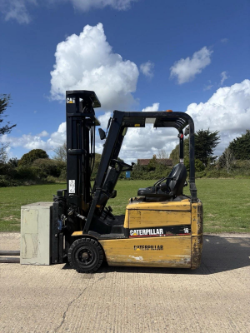 CAT FORKLIFT *4500 HOURS* 1.6 TON LIFT CAPACITY* *12% BUYERS PREMIUM*