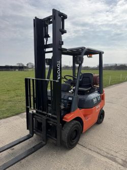 TOYOTA FORKLIFT TRUCK *12% BUYERS PREMIUM*